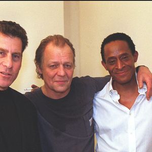 "Leur alchimie avait quelque chose de très spécial… mais ils étaient très différents" 


Les stars de la série télévisée à succès des années 70 Starsky et Hutch. Paul Michael Glaser (Starsky), David Soul (Hutch) et Antonio Fargas (Huggy Bear) lors de l'ouverture de "Alive In The Fridge - The Dead Monkey" au Fridge, à Londres 23 mars 1999. © PA/ABACA.