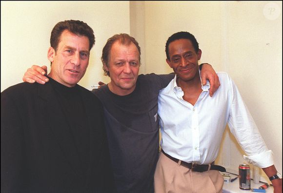 "Leur alchimie avait quelque chose de très spécial… mais ils étaient très différents" 


Les stars de la série télévisée à succès des années 70 Starsky et Hutch. Paul Michael Glaser (Starsky), David Soul (Hutch) et Antonio Fargas (Huggy Bear) lors de l'ouverture de "Alive In The Fridge - The Dead Monkey" au Fridge, à Londres 23 mars 1999. © PA/ABACA.