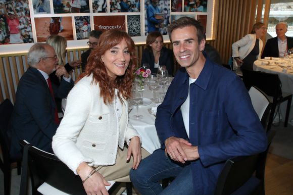 Claire Vocquier Ficot et Jean-Baptiste Marteau - Déjeuner dans la loge de France Télévision lors des Internationaux de France de Tennis de Roland Garros 2025. 
© Bertrand Rindoff / Bestimage