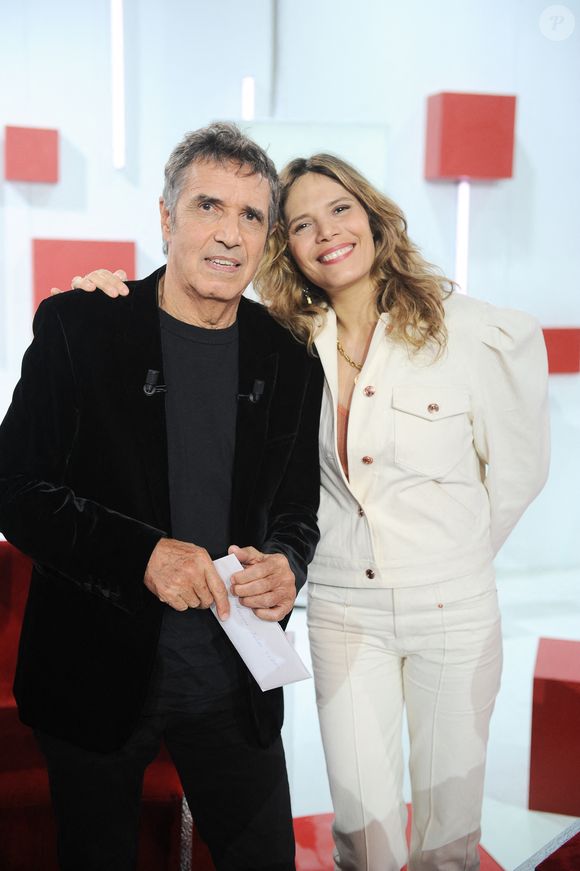Julien Clerc et sa fille Vanille Clerc - Enregistrement de l'émission Vivement dimanche au studio rive gauche présentée par M. Drucker avec une diffusion sur France 3 le 23 novembre. © Guillaume Gaffiot/Bestimage