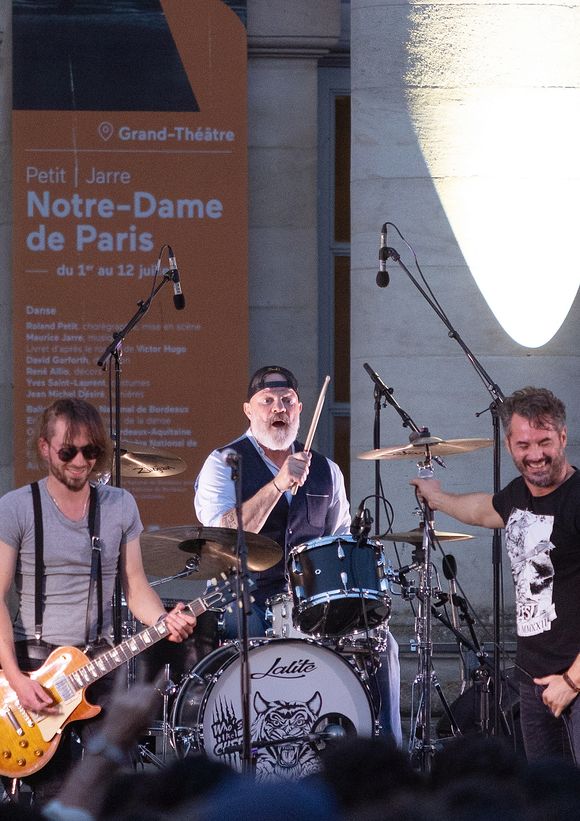 Le grand chef et animateur TV Philippe Etchebest est egalement leader et batteur d'un groupe de rock, "Chef and the Gang", il a organisé pour la fete de la musique un concert devant un de ses restaurants, " Le Quatrieme Mur", qu'il dirige dans le batiment de l'Opera de Bordeaux, le 21 Juin 2024. Patrick Bernard-Thierry David/ Bestimage
