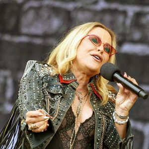 Ile de Wight, Royaume-Uni. Anastacia fait une entrée remarquée sur scène à l'Isle of Wight Festival 2026. La chanteuse de "I'm Outta Love" a enthousiasmé la foule, les fans reprenant ses chansons en chœur lors de son set au festival. Backgrid UK/ Bestimage