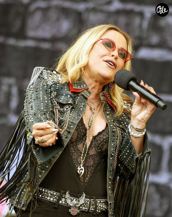 Ile de Wight, Royaume-Uni. Anastacia fait une entrée remarquée sur scène à l'Isle of Wight Festival 2026. La chanteuse de "I'm Outta Love" a enthousiasmé la foule, les fans reprenant ses chansons en chœur lors de son set au festival. Backgrid UK/ Bestimage