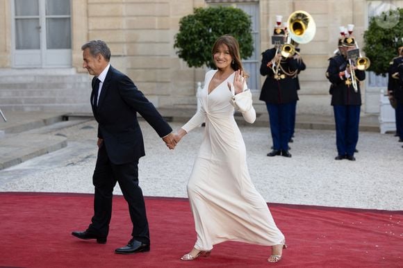 L'ancien président français Nicolas Sarkozy et son épouse, la mannequin et musicienne franco-italienne Carla Bruni-Sarkozy, arrivent pour assister à un dîner d'État officiel dans le cadre de la visite d'État du président américain en France, au palais présidentiel de l'Élysée à Paris, France, le 8 juin 2024. Photo by Raphael Lafargue/ABACAPRESS.COM