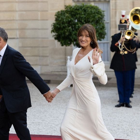 L'ancien président français Nicolas Sarkozy et son épouse, la mannequin et musicienne franco-italienne Carla Bruni-Sarkozy, arrivent pour assister à un dîner d'État officiel dans le cadre de la visite d'État du président américain en France, au palais présidentiel de l'Élysée à Paris, France, le 8 juin 2024. Photo by Raphael Lafargue/ABACAPRESS.COM