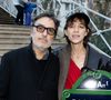 Charlotte savait exactement ce qu’elle voulait", a confié le designer à "Paris Match" dans un article, soulignant la précision et la sensibilité des choix esthétiques de l’actrice.

Yvan Attal et sa compagne Charlotte Gainsbourg - Inauguration de la passerelle Jane Birkin devant les 41-43 quai de Valmy à Paris le 13 décembre 2025.
© Cyril Moreau / Bestimage