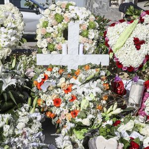 Illustration de la tombe de Johnny Hallyday au cimetière de Lorient sur l'Ile Saint-Barthélemy le 11 décembre 2017. La tombe est ornée du traditionnel coeur de Saint Barth en pierre pour l'éternité.