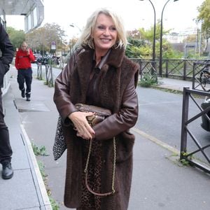 Exclusif - Sophie Davant - Arrivées lors de l'enregistrement de l'émission "Vivement Dimanche" (du 16 novembre) à Paris le 22 octobre 2025. © Bestimage