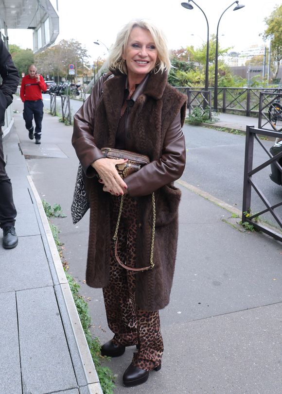Exclusif - Sophie Davant - Arrivées lors de l'enregistrement de l'émission "Vivement Dimanche" (du 16 novembre) à Paris le 22 octobre 2025. © Bestimage