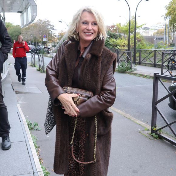 Exclusif - Sophie Davant - Arrivées lors de l'enregistrement de l'émission "Vivement Dimanche" (du 16 novembre) à Paris le 22 octobre 2025. © Bestimage
