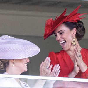 Il s'agit d'une règle d'or commune à tous les invités.

Sophie Rhys-Jones, duchesse d'Edimbourg, Kate Middleton au meeting hippique Royal Ascot à Ascot, le 23 juin 2023.

Photo : Agence / Bestimage