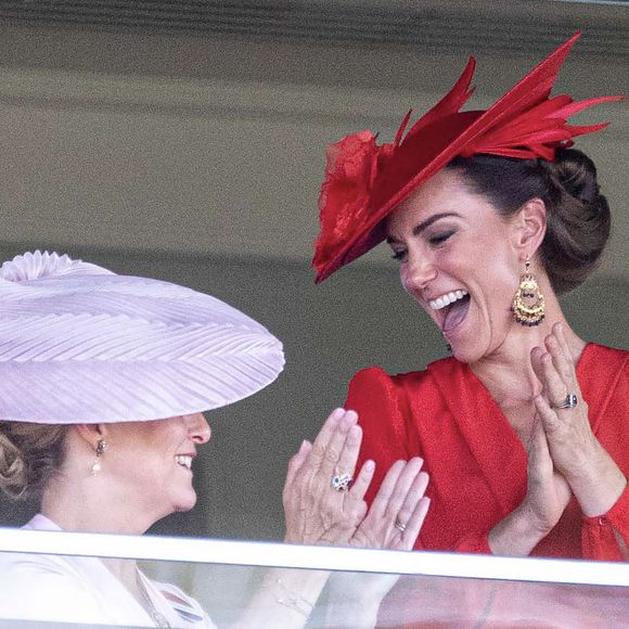 Il s'agit d'une règle d'or commune à tous les invités.

Sophie Rhys-Jones, duchesse d'Edimbourg, Kate Middleton au meeting hippique Royal Ascot à Ascot, le 23 juin 2023.

Photo : Agence / Bestimage