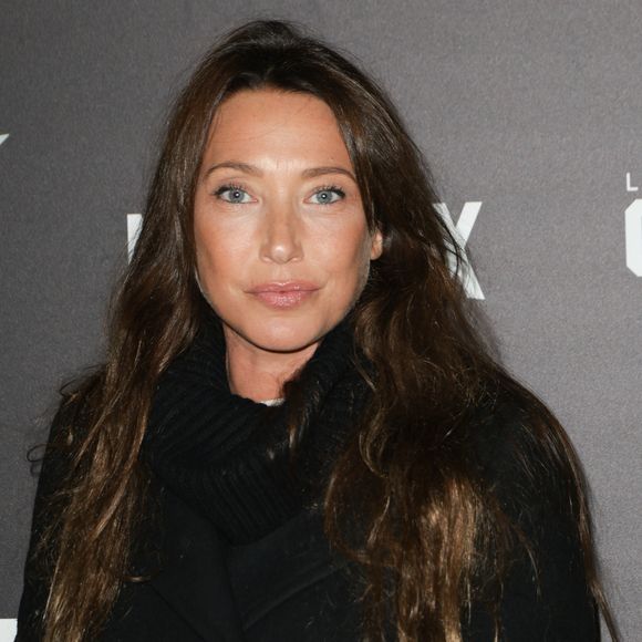 L’histoire suit Noémie Chastain, une policière mutée dans un village au bord d’un lac artificiel et impliquée dans une enquête après la découverte d’un squelette.

Laura Smet - Avant-première du film d'horreur  "The Substance" à la cinémathèque française à Paris le 5 novembre 2024. © Coadic Guirec/Bestimage