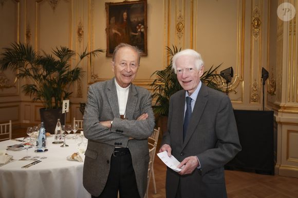 Monseigneur Michel Dubost, Louis Petiet - Les salons du Cercle Interallié ont fait salle comble ce mardi, réunissant de nombreuses personnalités autour de Maud Bregeon, qui s'est récemment vu confier, en plus du porte-parolat du Gouvernement, le ministère de l'Energie, un portefeuille hautement stratégique, en particulier dans le contexte de crise qui embrase le Moyen-Orient.
© Jack Tribeca / Bestimage