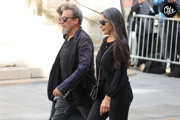 Florent Pagny et sa femme Azucena Caamaño aux obsèques de Thierry Ardisson en l’église Saint-Roch de Paris, le 17 juillet 2025. 

© Clovis-Jacovides/Bestimage