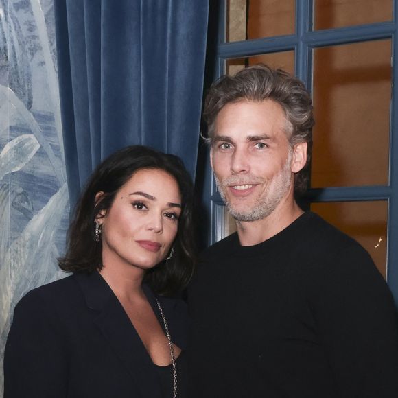 "Un bijou, une bague ?", s'étaient-alors interrogés nos confrères. "Peut-être...", avait mystérieusement répondu la comédienne. Pour rappel, cette dernière file le parfait amour avec son beau, musclé et tatoué Gianni Giardinelli, dont elle était d'ailleurs déjà tombé sous le charme petite, lorsqu'il était l'enfant star du film "Génial, mes parents divorcent !".

Exclusif - Lola Dewaere et son compagnon Gianni Giardinelli - Quatrième édition de la soirée "Les jeudis de Sandra" au Café Lapérouse organisée par S.Sisley à Paris le 29 février 2024. © Jack Tribeca / Bestimage 