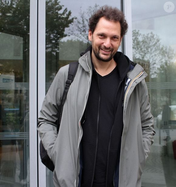 Eric Antoine à la sortie de l'émission de radio Les Grosses Têtes sur RTL à Neuilly-sur-Seine, France, le 28 octobre 2025. © Jonathan Rebboah/Psnewz/Bestimage