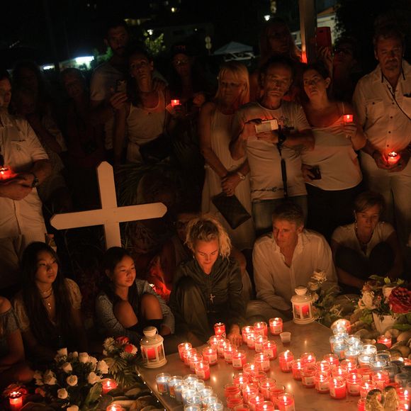 Mais aussi des bougies, des photos souvenirs et plaques qui lui rendent hommage. Une poignante photo qui a surement touché en plein coeur les fidèles abonnés de Joy Hallyday...

Laeticia Hallyday et ses filles Jade et Joy, Philippe Stouvenot - Pour le deuxième anniversaire de la mort de Johnny, Laeticia Hallyday et ses filles Jade et Joy se recueillent sur sa tombe au cimetière de Lorient à Saint-Barthélémy  le 5 décembre 2019. (Agence / Bestimage).