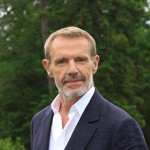 Propriétaire d'un appartement parisien situé à proximité du dôme des Invalides, Lambert Wilson possède également une maison en Bourgogne, dans la petite ville de Tonnerre, qui compte un peu plus de 4 000 habitants et se trouve à moins de deux heures de Paris. 

Lambert Wilson - 3ème édition du festival du film de Demain à Vierzon, France. © Coadic Guirec/Bestimage