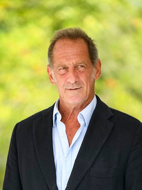 Vincent Lindon ouvre les portes de son appartement : il vit depuis 20 ans dans ce quartier parisien où les artistes ont leurs habitudes