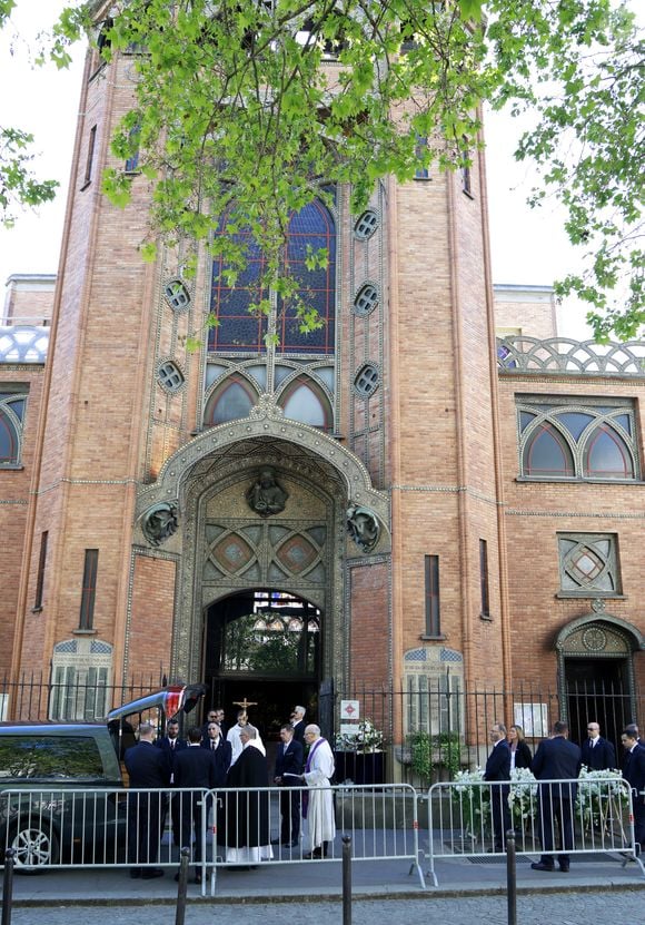 Arrivées aux obsèques de Nadia Farès en l'église Saint-Jean-de-Montmartre à Paris, le 24 avril 2026. N.Farès est décédée le 17 avril 2026 quelques jours après un "incident cardiaque" survenu le 12 avril 2026 dans la piscine du complexe sportif, Blanche (9ème).
