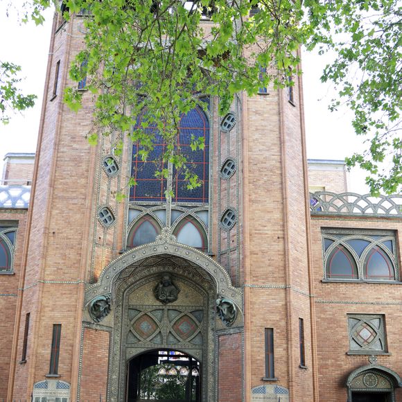 Arrivées aux obsèques de Nadia Farès en l'église Saint-Jean-de-Montmartre à Paris, le 24 avril 2026. N.Farès est décédée le 17 avril 2026 quelques jours après un "incident cardiaque" survenu le 12 avril 2026 dans la piscine du complexe sportif, Blanche (9ème).