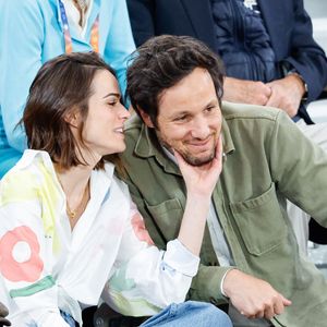 Le chanteur Vianney et sa femme Catherine Robert en tribunes lors des Internationaux de France de Tennis de Roland Garros 2025, à Paris, France, le 6 juin 2025. © Jacovides-Moreau/Bestimage