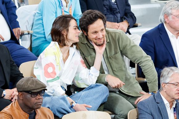 Le chanteur Vianney et sa femme Catherine Robert en tribunes lors des Internationaux de France de Tennis de Roland Garros 2025, à Paris, France, le 6 juin 2025. © Jacovides-Moreau/Bestimage