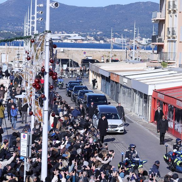 Passage du cortège funéraire de Brigitte Bardot devant le Café Sénéquier vers le cimetière marin de Saint-Tropez, France, le 7 janvier 2026. Brigitte Bardot, figure emblématique du cinéma français et icône internationale, est décédée le 28 décembre 2025 à l'âge de 91 ans dans sa mythique propriété de La Madrague, à Saint-Tropez (France). Révélée au monde entier par son rôle dans "Et Dieu... créa la femme", elle avait contribué à faire de Saint-Tropez un lieu mondialement connu. L'actrice sera inhumée le 7 janvier 2026 au cimetière marin de Saint-Tropez, aux côtés de son père Louis Bardot (1896-1975) et de sa mère Anne-Marie Mucel (1912-1978). Une cérémonie religieuse se tiendra auparavant dans l'église de Saint-Tropez, où proches, personnalités et anonymes pourront lui rendre un dernier hommage. © Jacovides-Moreau/Bestimage