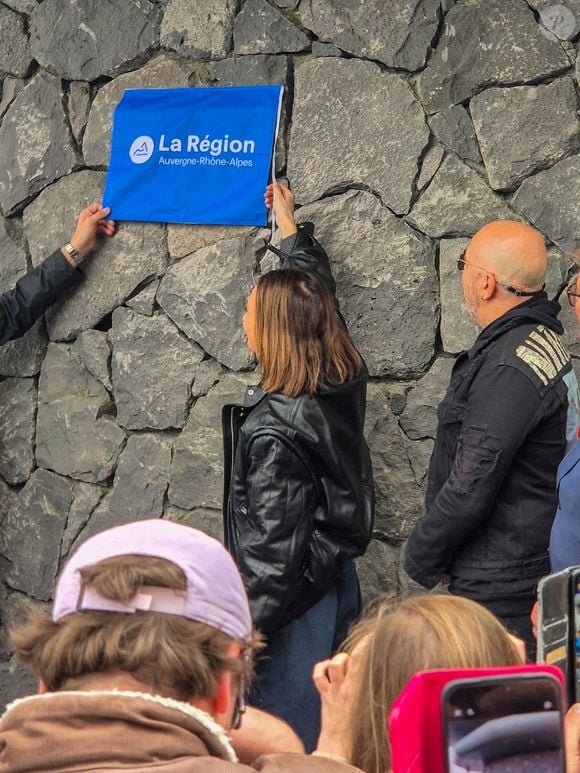 Laura Smet, la fille de Johnny, a fait le déplacement pour cette journée symbolique et a partagé plusieurs images sur Instagram.

Laura Smet et Pascal Obispo lors de l'inauguration de l’esplanade Johnny Hallyday au pied du Zénith d'Auvergne à Cournon-d'Auvergne, près de Clermont-Ferrand, France, le 14 octobre 2025. 

© Eternity/Bestimage