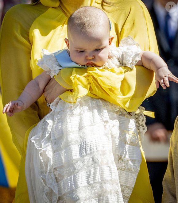 La robe de baptême royale, utilisée pour la première fois en 1906 pour le baptême du prince Gustaf Adolf, duc de Västerbotte.

Baptême de la princesse Inès dans l'église du château de Drottningholm sur l'île de Lovön, le jour des noces d'étain du prince Carl Philip de Suède et de la princesse Sofia (Hellqvist) de Suède, le 13 juin 2025.
© Dana Press / Bestimage
