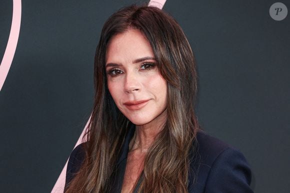 Mais une belle peau lisse et un corps sculpté et fin passé la cinquantaine demande, certes une bonne génétique, mais aussi un bon entretien.
Victoria Beckham arrive à la première à Los Angeles du film 'Lola' de Vertical Entertainment au Regency Bruin Theatre le 3 février 2024 à Westwood, Los Angeles, CA, USA. Photo par Xavier Collin/Image Press Agency/ABACAPRESS.COM