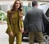 Une veste et un pantalon de tailleur signé Victoria Beckham.

Catherine (Kate) Middleton, princesse de Galles, lors d'une visite à Home-Start à Oxford, le 9 octobre 2025. Home-Start UK se prépare à déployer une formation auprès de son réseau de 9 000 bénévoles sur la base de la série explicative du Centre for Early Childhood de la Royal Foundation.
PA Photo/ Bestimage