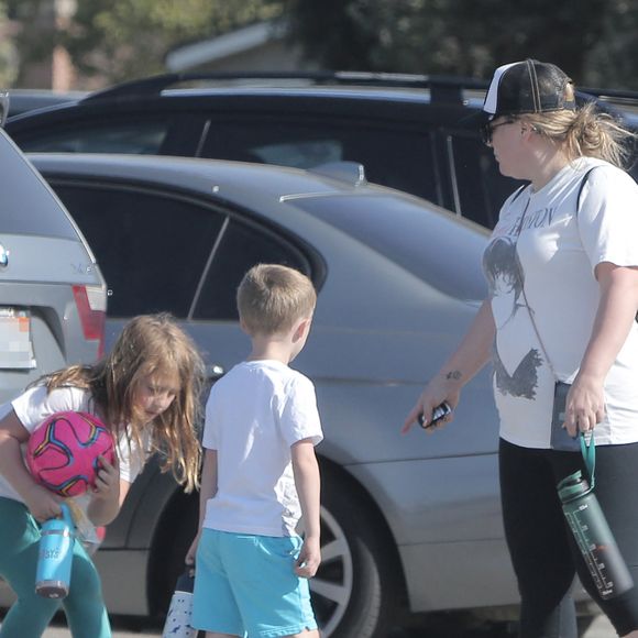 Kelly Clarkson, 40 ans, emmène ses enfants River, 7 ans, et Remington, 6 ans, pique-niquer et jouer au foot le week-end de la fête des mères à Los Angeles, le 7 mai 2022. 

Coleman-Rayner / Bestimage