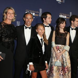 Une femme sur laquelle il peut compter, lui qui a dû aussi affronter sa séparation de Luana, mère de ses enfants

Annabelle Belmondo (Robe Fendi, bijoux Boucheron), Paul Belmondo (Smoking Dior, chaussures Carvil) et sa femme Luana Belmondo (Robe Frédéric Alzra, sac Roger Vivier), Giacomo Belmondo (Smoking Dior, chaussures Carvil), Victor Belmondo (Smoking Dior, chaussures Carvil) et Stella Belmondo - Photocall de la 42ème cérémonie des Cesar à la salle Pleyel à Paris, le 24 février 2017.
© Dominique Jacovides - Olivier Borde / Bestimage