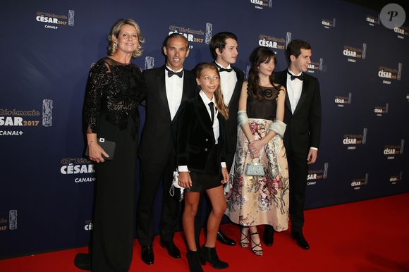 Une femme sur laquelle il peut compter, lui qui a dû aussi affronter sa séparation de Luana, mère de ses enfants

Annabelle Belmondo (Robe Fendi, bijoux Boucheron), Paul Belmondo (Smoking Dior, chaussures Carvil) et sa femme Luana Belmondo (Robe Frédéric Alzra, sac Roger Vivier), Giacomo Belmondo (Smoking Dior, chaussures Carvil), Victor Belmondo (Smoking Dior, chaussures Carvil) et Stella Belmondo - Photocall de la 42ème cérémonie des Cesar à la salle Pleyel à Paris, le 24 février 2017.
© Dominique Jacovides - Olivier Borde / Bestimage