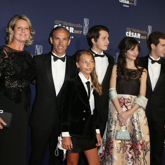 Une femme sur laquelle il peut compter, lui qui a dû aussi affronter sa séparation de Luana, mère de ses enfants

Annabelle Belmondo (Robe Fendi, bijoux Boucheron), Paul Belmondo (Smoking Dior, chaussures Carvil) et sa femme Luana Belmondo (Robe Frédéric Alzra, sac Roger Vivier), Giacomo Belmondo (Smoking Dior, chaussures Carvil), Victor Belmondo (Smoking Dior, chaussures Carvil) et Stella Belmondo - Photocall de la 42ème cérémonie des Cesar à la salle Pleyel à Paris, le 24 février 2017.
© Dominique Jacovides - Olivier Borde / Bestimage