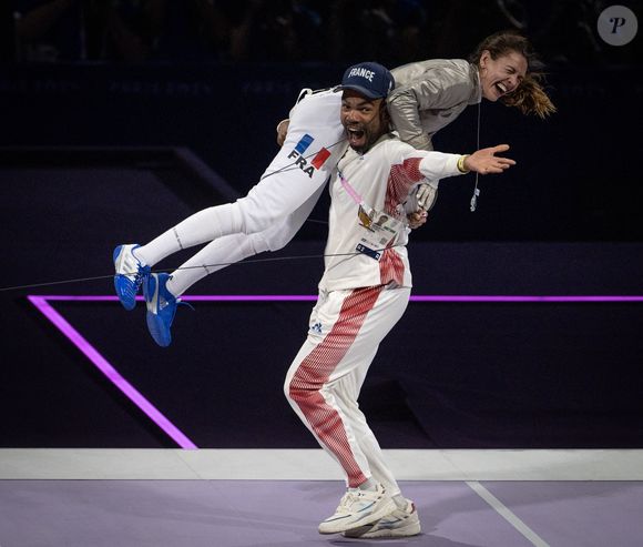 Manon Apithy-Brunet célèbre sa médaille d'or avec son mari Boladé Apithy en finale du sabre pendant les Jeux olympiques de Paris 2024, le 29 juillet 2024. (Credit Image: © Daniel A. Anderson/ZUMA Press Wire)