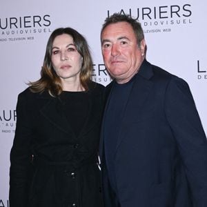 Elle ajoute : "On a en commun avec Fabien une hyperlucidité et une hypersensibilité qui nous empêchent d’être dupes de ce milieu qui, avouons-le, est souvent une mascarade. Cette clairvoyance nous a toujours fragilisés."

Mathilde Seigner et Fabien Onteniente (trophée de la meilleure fiction) - 28ème cérémonie des Lauriers de l'Audiovisuel au théâtre Marigny à Paris le 20 février 2023.  © Coadic Guirec/Bestimage