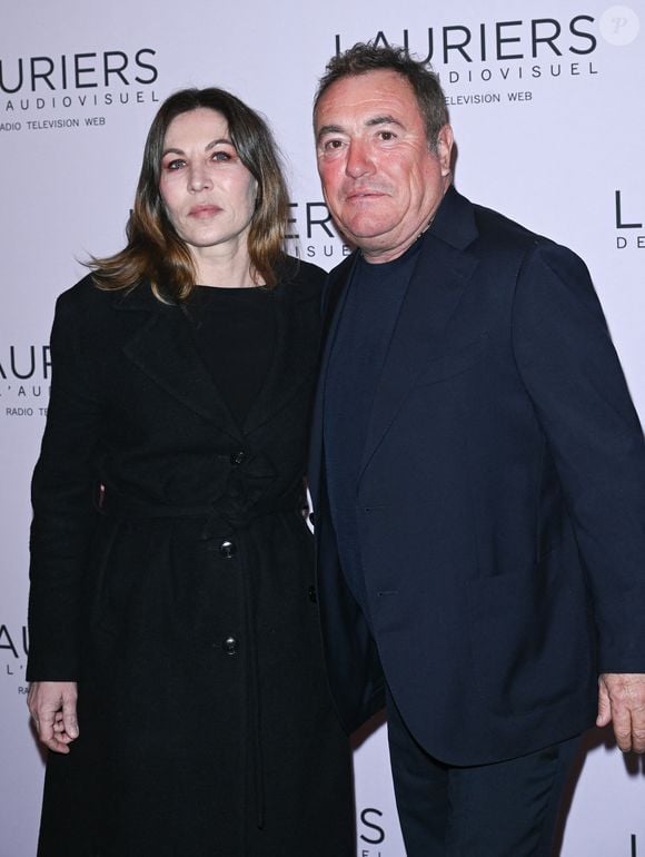 Elle ajoute : "On a en commun avec Fabien une hyperlucidité et une hypersensibilité qui nous empêchent d’être dupes de ce milieu qui, avouons-le, est souvent une mascarade. Cette clairvoyance nous a toujours fragilisés."

Mathilde Seigner et Fabien Onteniente (trophée de la meilleure fiction) - 28ème cérémonie des Lauriers de l'Audiovisuel au théâtre Marigny à Paris le 20 février 2023.  © Coadic Guirec/Bestimage