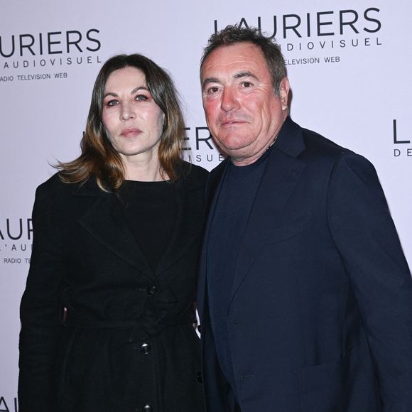 Elle ajoute : "On a en commun avec Fabien une hyperlucidité et une hypersensibilité qui nous empêchent d’être dupes de ce milieu qui, avouons-le, est souvent une mascarade. Cette clairvoyance nous a toujours fragilisés."

Mathilde Seigner et Fabien Onteniente (trophée de la meilleure fiction) - 28ème cérémonie des Lauriers de l'Audiovisuel au théâtre Marigny à Paris le 20 février 2023.  © Coadic Guirec/Bestimage