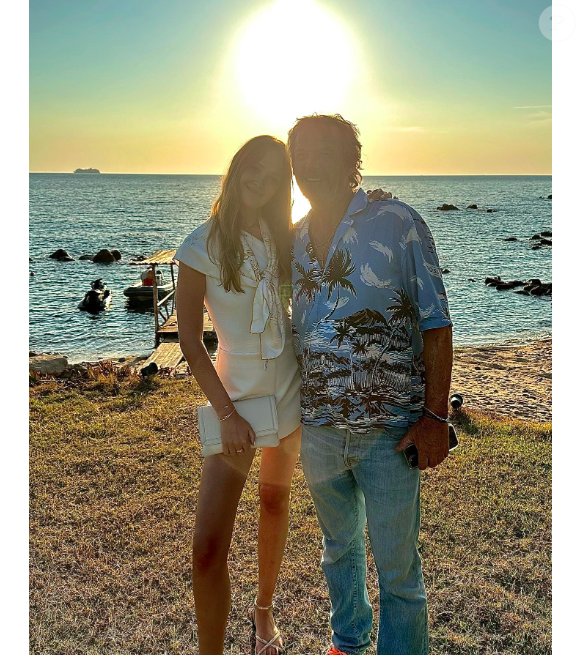 Jean-Luc Reichmann et sa fille Rosalie Reichmann sur une plage, photo publiée le 31 juillet 2023.