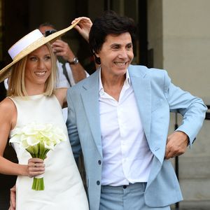 Les jeunes mariés, Jean-Luc Lahaye et sa femme Paola (Lahaye-Aubin) à la sortie de la mairie du 18ème arrondissement de Paris - J.L.Lahaye s'est marié en secondes noces avec sa compagne P.Aubin à la mairie du 18ème arrondissement de Paris, le 2 juillet 2025. © Agence / Bestimage