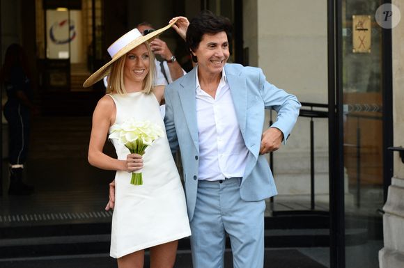 Les jeunes mariés, Jean-Luc Lahaye et sa femme Paola (Lahaye-Aubin) à la sortie de la mairie du 18ème arrondissement de Paris - J.L.Lahaye s'est marié en secondes noces avec sa compagne P.Aubin à la mairie du 18ème arrondissement de Paris, le 2 juillet 2025. © Agence / Bestimage