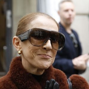 Céline Dion salue ses fans à la sortie de l’hôtel Royal Monceau à Paris, avant de rejoindre La Plenitude Arena de Paris La Défense pour poursuivre sa série de concerts, le 9 octobre 2026.
© Marc Ausset Lacroix