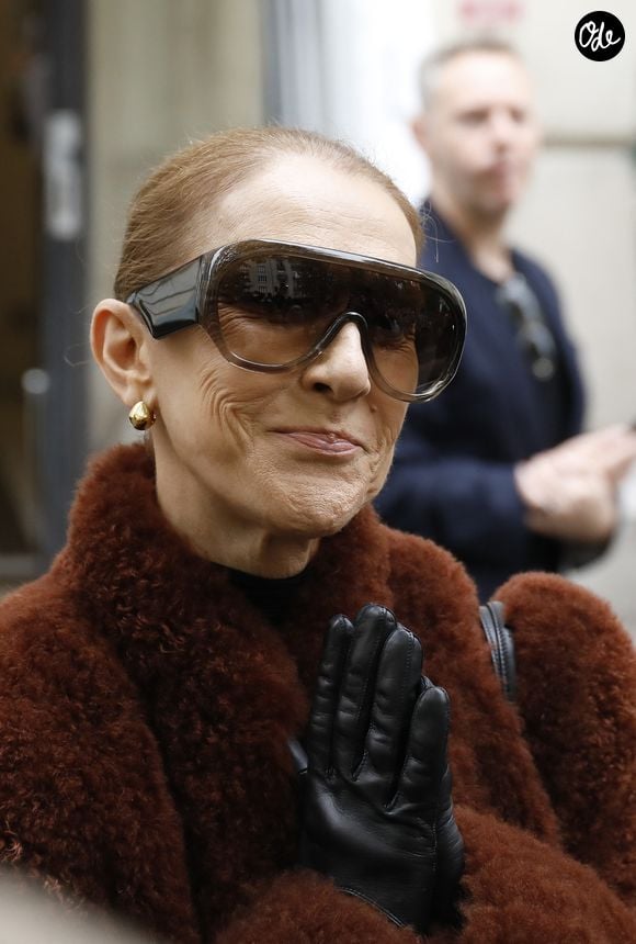 Céline Dion salue ses fans à la sortie de l’hôtel Royal Monceau à Paris, avant de rejoindre La Plenitude Arena de Paris La Défense pour poursuivre sa série de concerts, le 9 octobre 2026. 
© Marc Ausset Lacroix