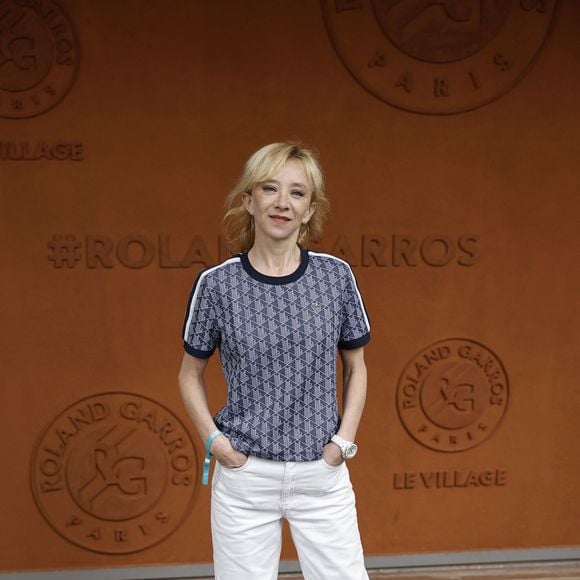 Sylvie Testud lors des Internationaux de France de Tennis de Roland Garros 2025, à Paris, France, le 7 juin 2025. 

© Cyril Moreau / Bestimage