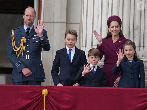 Le prince William, prince de Galles, Le prince George de Galles, Catherine (Kate) Middleton, princesse de Galles, Le prince Louis de Galles, La princesse Charlotte de Galles  - La famille royale britannique assiste aux célébrations du 80ème anniversaire de la fin de la Seconde guerre mondiale (VE Day) au balcon de Buckingham Palace à Londres, le 5 mai 2025.