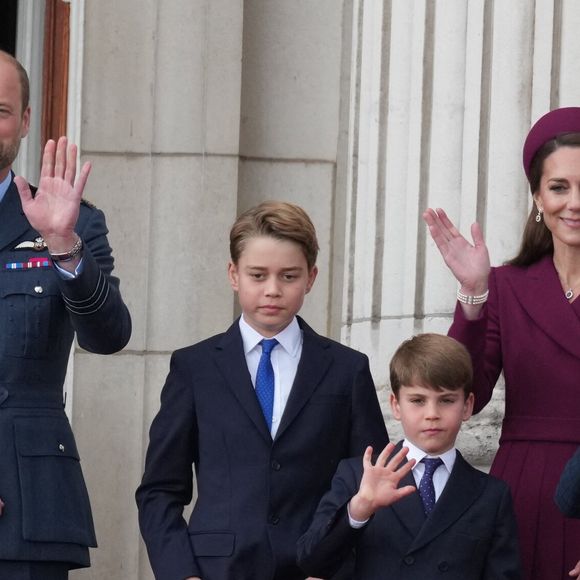 Le prince William, prince de Galles, Le prince George de Galles, Catherine (Kate) Middleton, princesse de Galles, Le prince Louis de Galles, La princesse Charlotte de Galles  - La famille royale britannique assiste aux célébrations du 80ème anniversaire de la fin de la Seconde guerre mondiale (VE Day) au balcon de Buckingham Palace à Londres, le 5 mai 2025.