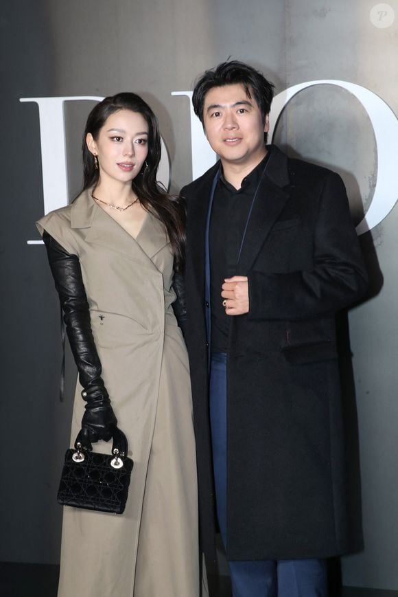 Lang Lang (Pianiste) et sa femme Gina Alice Redlinger  au photocall du défilé Dior Homme à l'École-Militaire lors de la semaine de la mode masculine automne/hiver 2025-2026 à Paris, France, le 24 janvier 2025. © Bertrand Rindoff/Bestimage